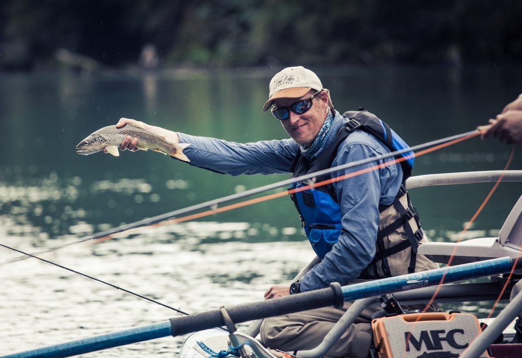 Guide Andi Manstein casting a fly rod from the drift boat on the Río Blanco